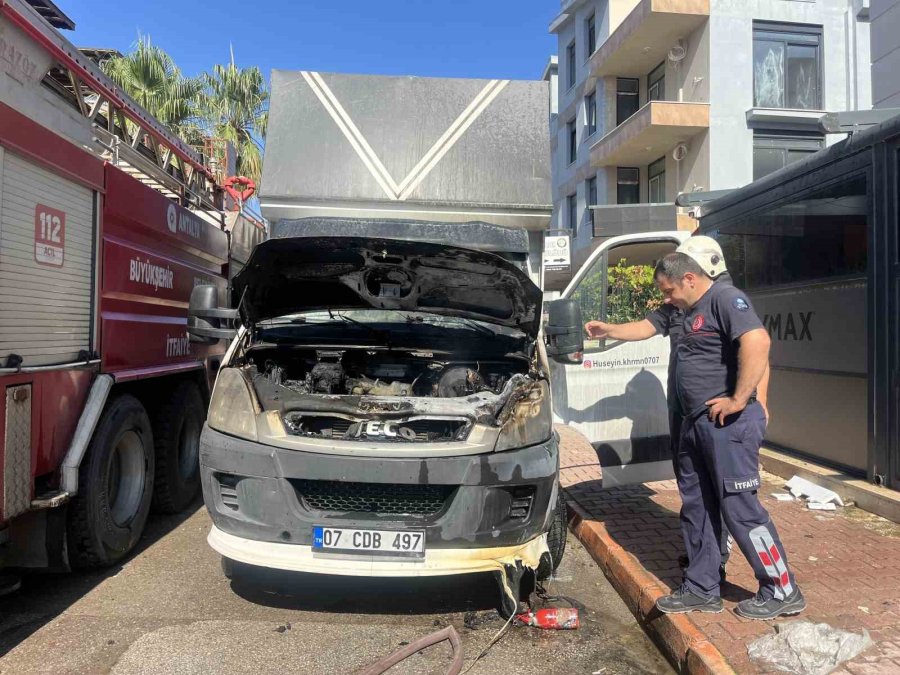 Park Halindeki Nakliye Kamyonunda Motor Yangını