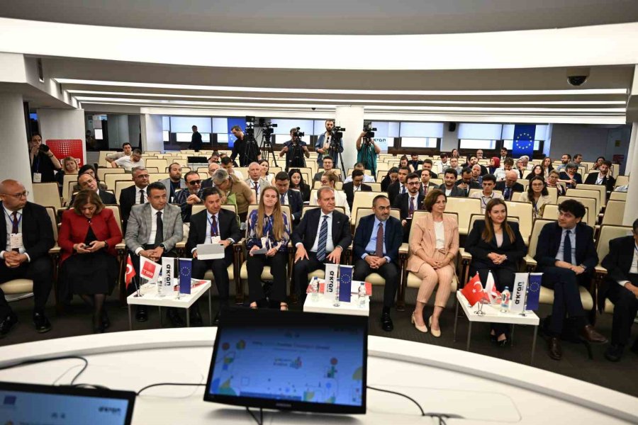 Başkan Seçer: "çağdaş Belediyecilik Anlayışının En Önemli Aktörlerinden Biri Gençlerdir"
