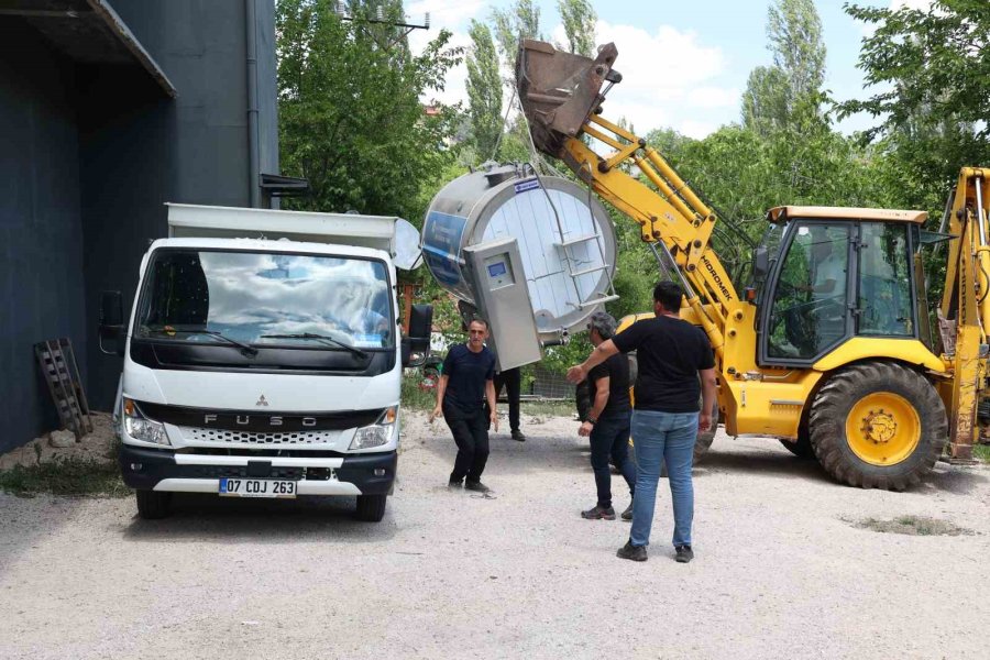 Büyükşehir’in Üreticilere Ekipman Destekleri Sürüyor