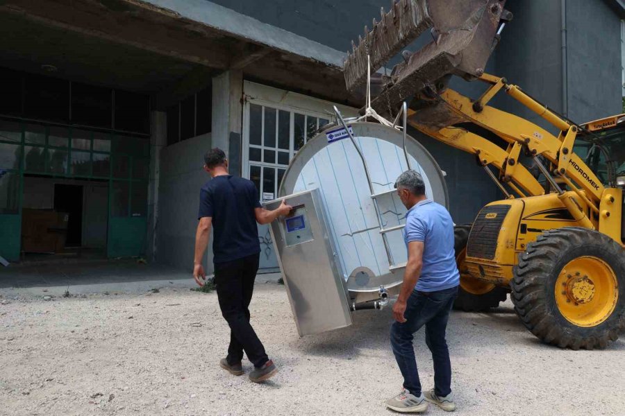 Büyükşehir’in Üreticilere Ekipman Destekleri Sürüyor