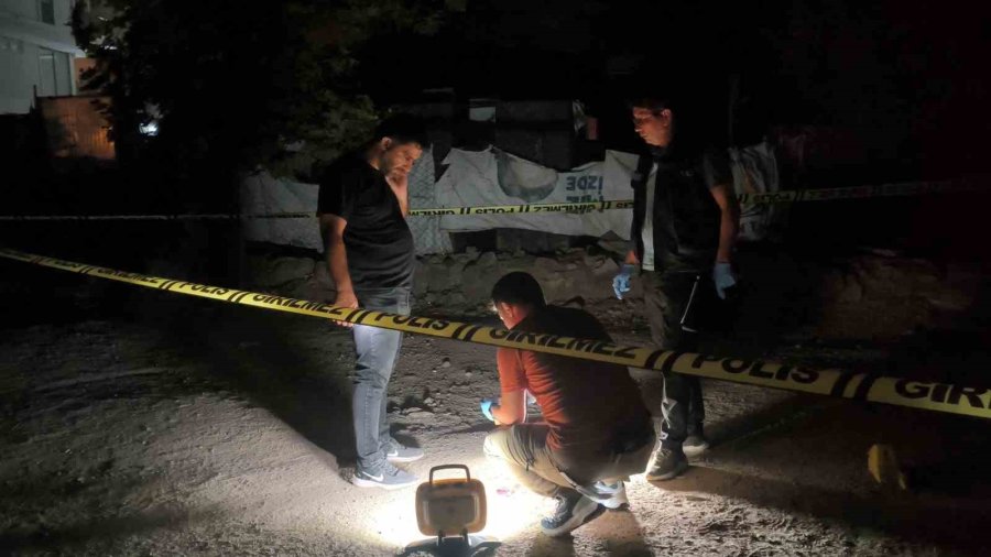 Antalya’da İki Grup Arasında Çıkan Kavgada Silahlar Konuştu: 3 Yaralı