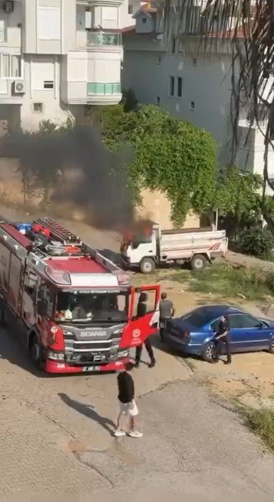 Alanya’da Park Halindeki Kamyonette Çıkan Yangın Söndürüldü