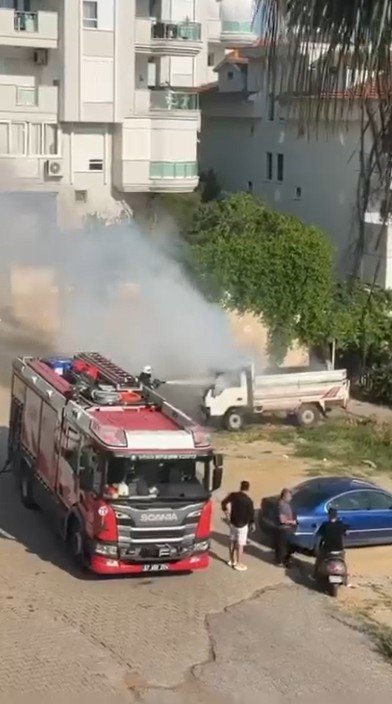 Alanya’da Park Halindeki Kamyonette Çıkan Yangın Söndürüldü