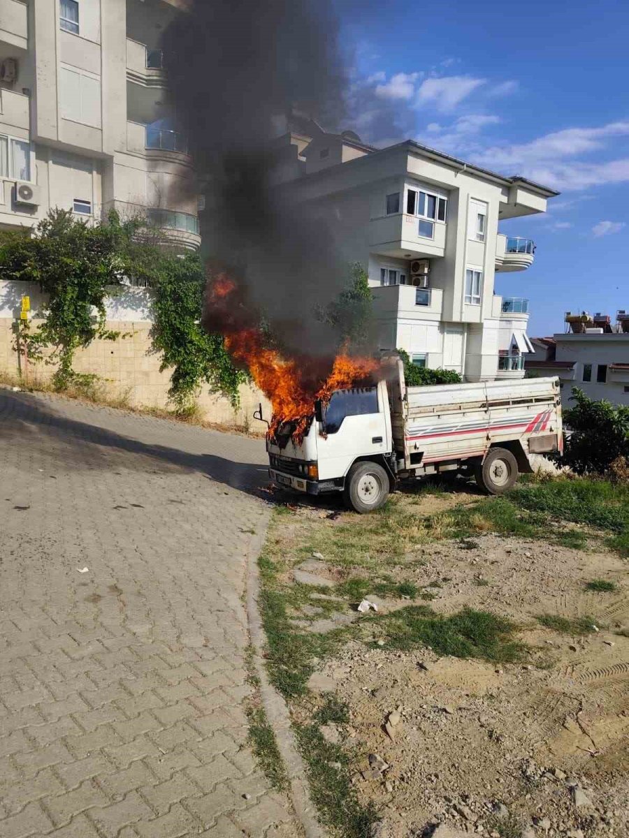 Alanya’da Park Halindeki Kamyonette Çıkan Yangın Söndürüldü