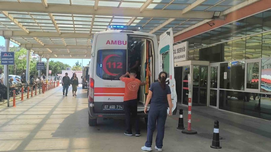 Araç İçerisinde Mahsur Kalıp, Baygın Bulunan Çocuk Yoğun Bakıma Alındı
