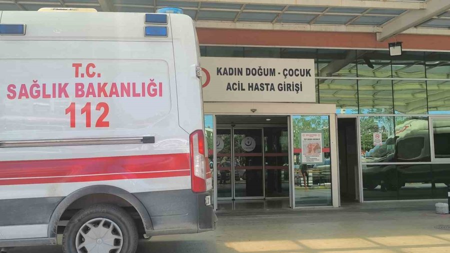 Araç İçerisinde Mahsur Kalıp, Baygın Bulunan Çocuk Yoğun Bakıma Alındı