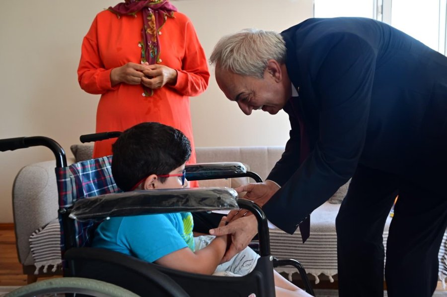 Doğuştan Engelli Kerem’in Karne Mutluluğu Tekerlekli Sandalye İle Taçlandı
