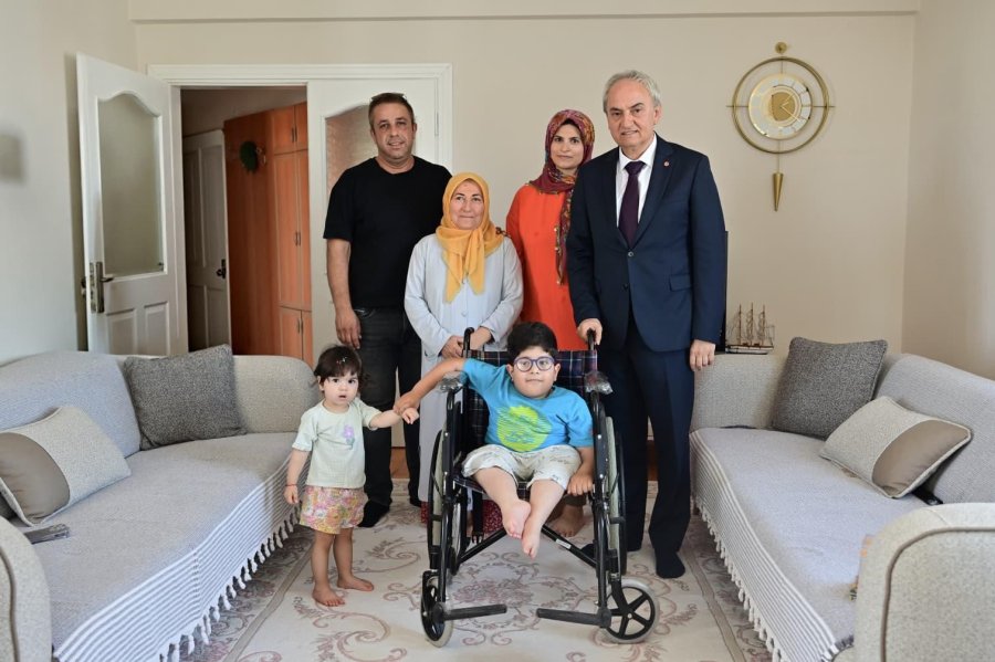 Doğuştan Engelli Kerem’in Karne Mutluluğu Tekerlekli Sandalye İle Taçlandı