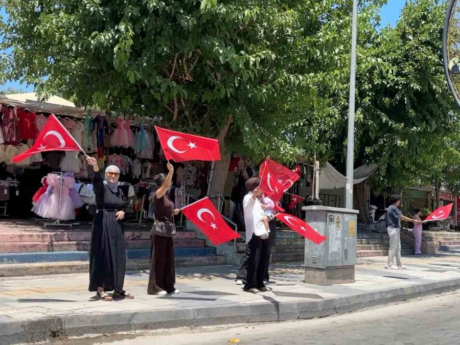 Tarsus’ta Milli Heyecan Caddelere Taştı