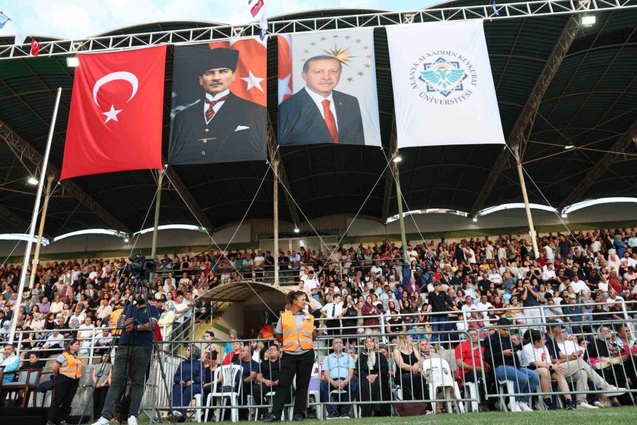 Alkü Mezuniyet Töreni Coşkuyla Yapıldı