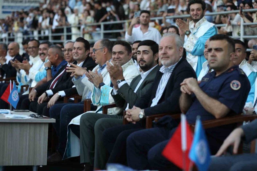 Alkü Mezuniyet Töreni Coşkuyla Yapıldı