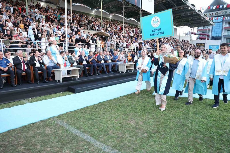 Alkü Mezuniyet Töreni Coşkuyla Yapıldı