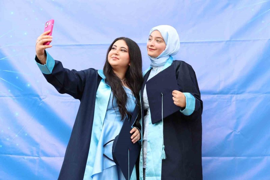 Alkü Mezuniyet Töreni Coşkuyla Yapıldı