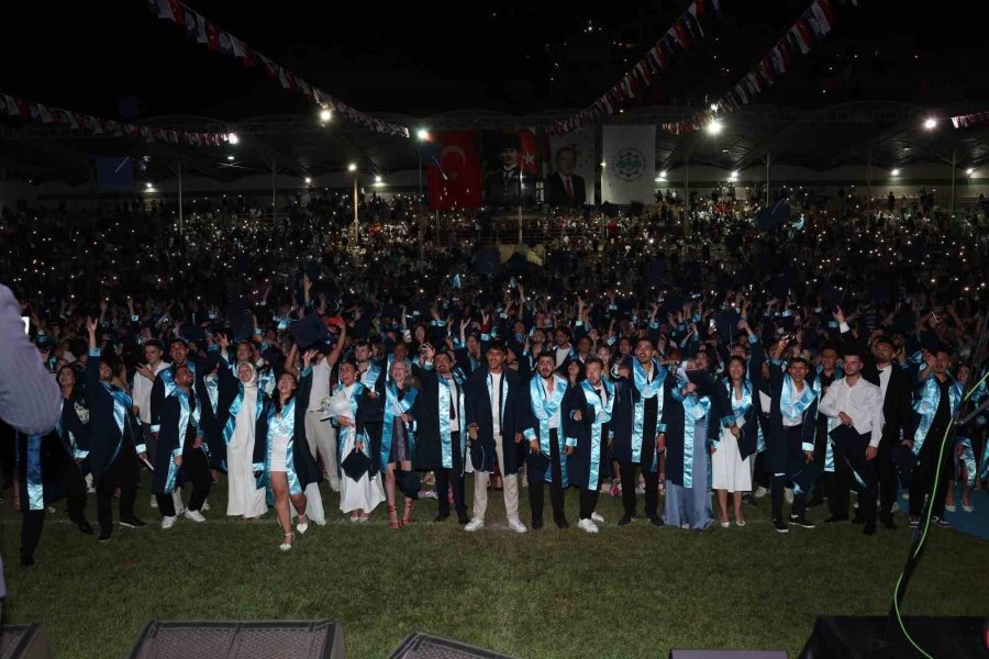 Alkü Mezuniyet Töreni Coşkuyla Yapıldı