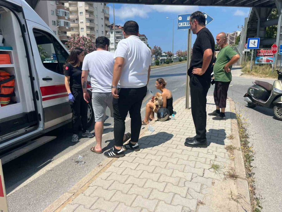 Alanya’da Motosiklet Kazasında Sürücü Ve Yolcu Yaralandı