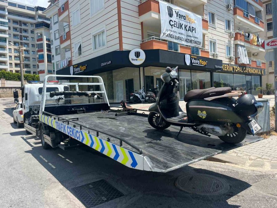 Alanya’da Motosiklet Kazasında Sürücü Ve Yolcu Yaralandı