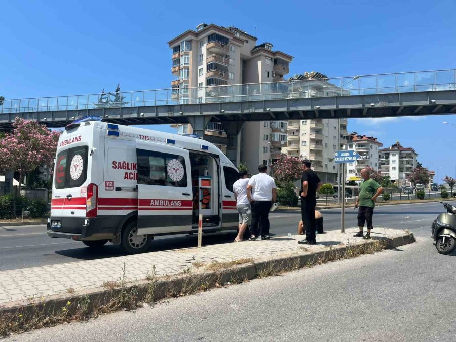 Alanya’da Motosiklet Kazasında Sürücü Ve Yolcu Yaralandı