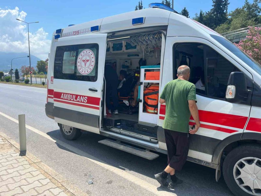 Alanya’da Motosiklet Kazasında Sürücü Ve Yolcu Yaralandı