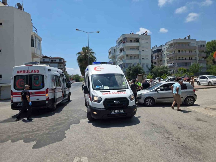Motosiklet İle Otomobil Çarpıştı: 2 Yaralı