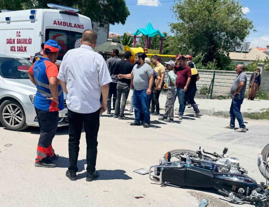 Beton Mikserine Çarpan Motosiklettekiler Ölümden Döndü