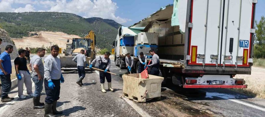 Seyir Halindeki Tırın Dorsesi Patladı, 15 Ton Balık Atığı Yola Saçıldı