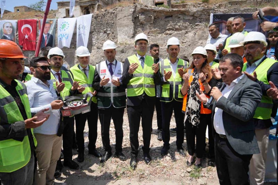 Niğde’nin Sınırsız Bütçeli Kale Ve Çevresi Yenileme Projesi’nde İlk Harç Döküldü