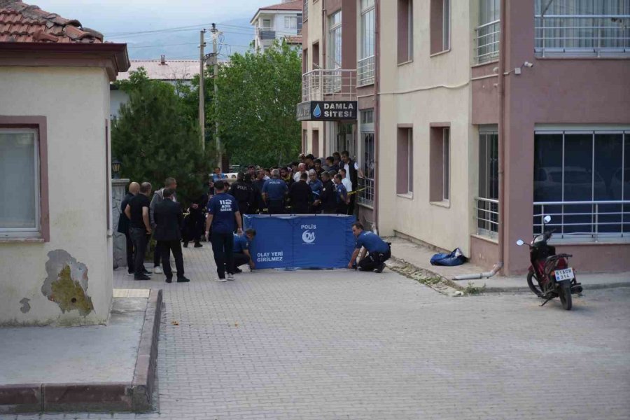 Niğde’de 10. Kattan Düşen Genç Hayatını Kaybetti