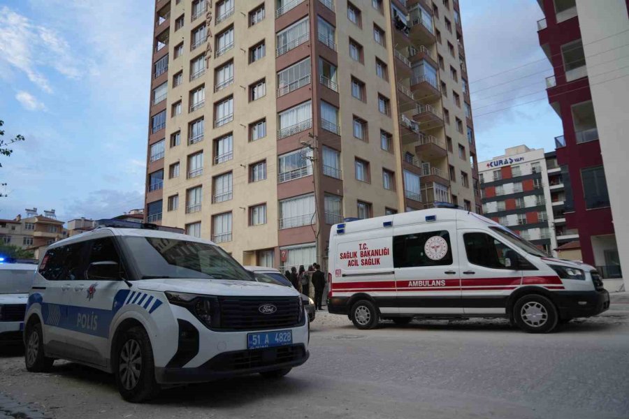 Niğde’de 10. Kattan Düşen Genç Hayatını Kaybetti