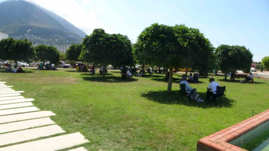 İkamet İzin Belgesinde Uzun Dönem Yazmayan Rus Genç Kızın Gözyaşları