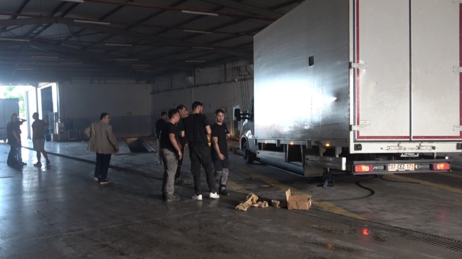 Bahçede Çıkan Yangın Yedek Parça Deposuna Sıçradı