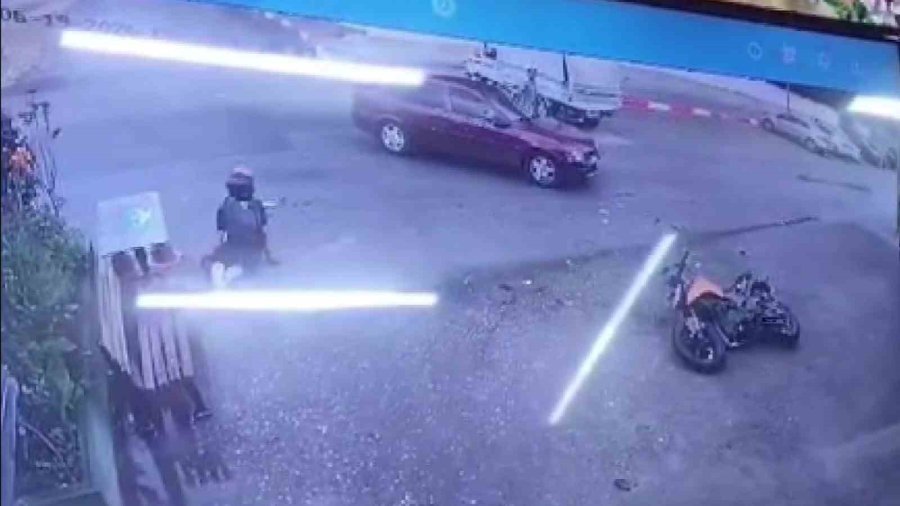 Motosikletlinin Ölümden Döndüğü Kaza Kamerada