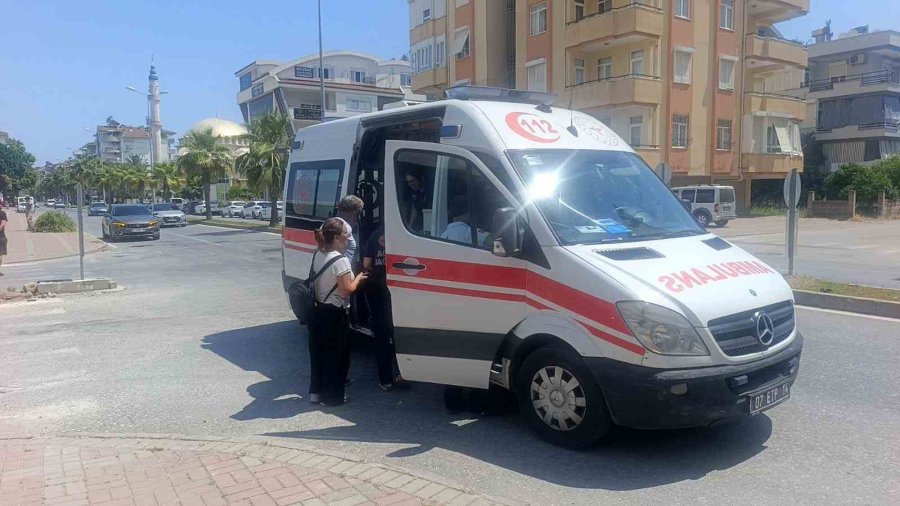 Antalya’da İki Otomobil Çarpıştı: 2 Yaralı