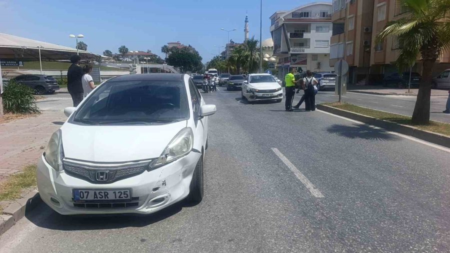 Antalya’da İki Otomobil Çarpıştı: 2 Yaralı