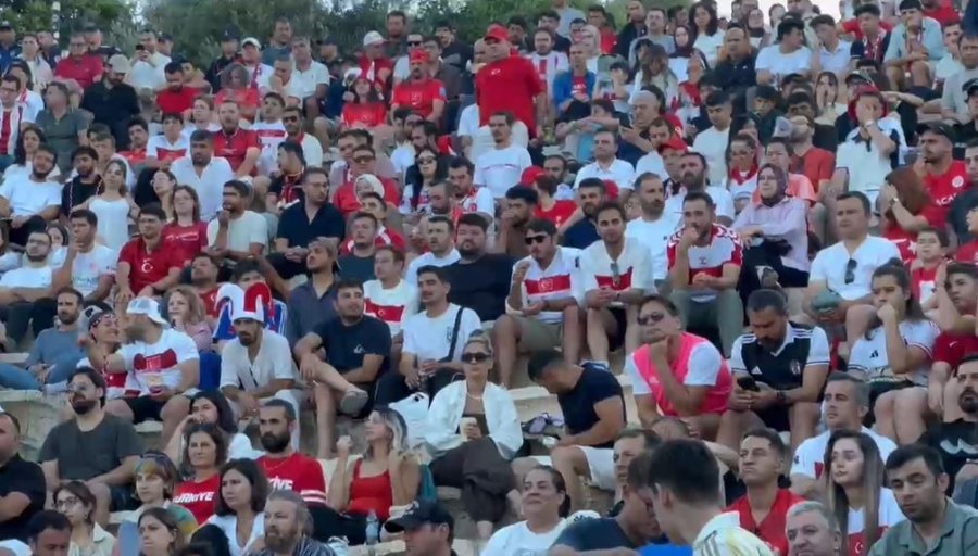 Milli Heyecanı 2 Bin 500 Yıllık Antik Tiyatroda Yaşadılar