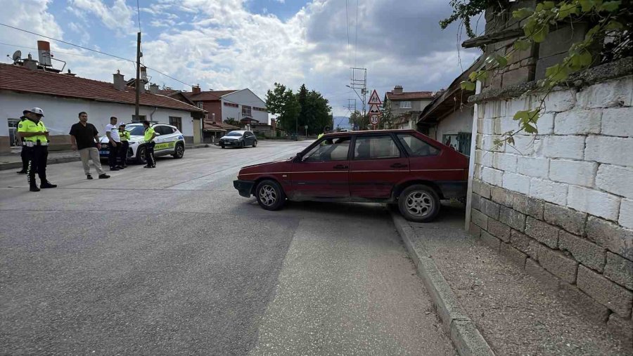 Uygulama Noktasında Geri Geri Kaçmaya Çalışırken Duvara Çarptı