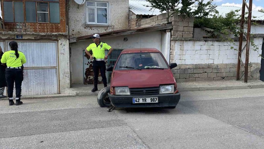Uygulama Noktasında Geri Geri Kaçmaya Çalışırken Duvara Çarptı