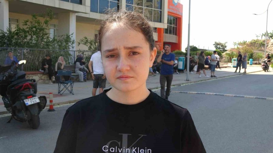 İkamet İzin Belgesinde Uzun Dönem Yazmayan Rus Genç Kızın Gözyaşları