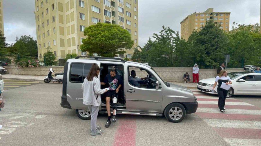 Kimliğini Evde Unutan Adayın İmdadına Polis Yetişti
