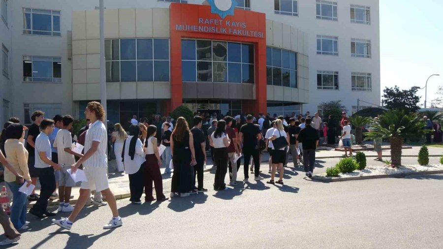 İkamet İzin Belgesinde Uzun Dönem Yazmayan Rus Genç Kızın Gözyaşları