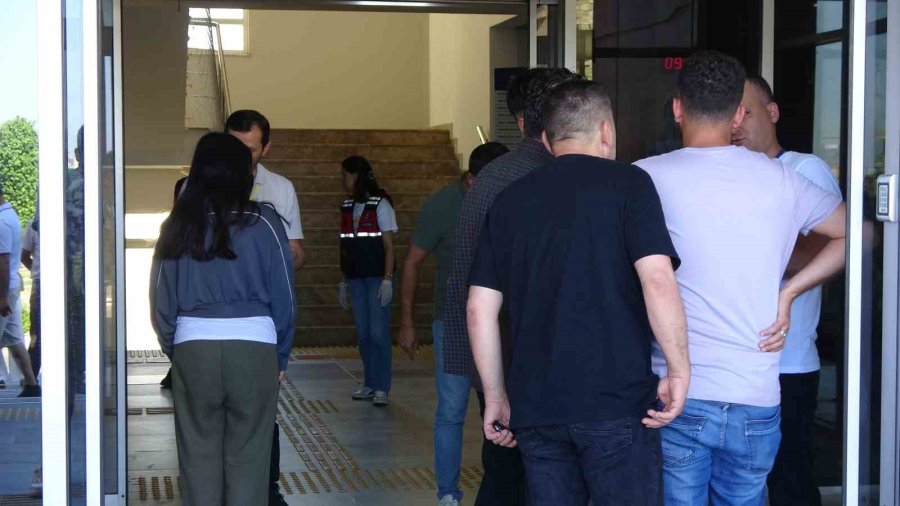 İkamet İzin Belgesinde Uzun Dönem Yazmayan Rus Genç Kızın Gözyaşları