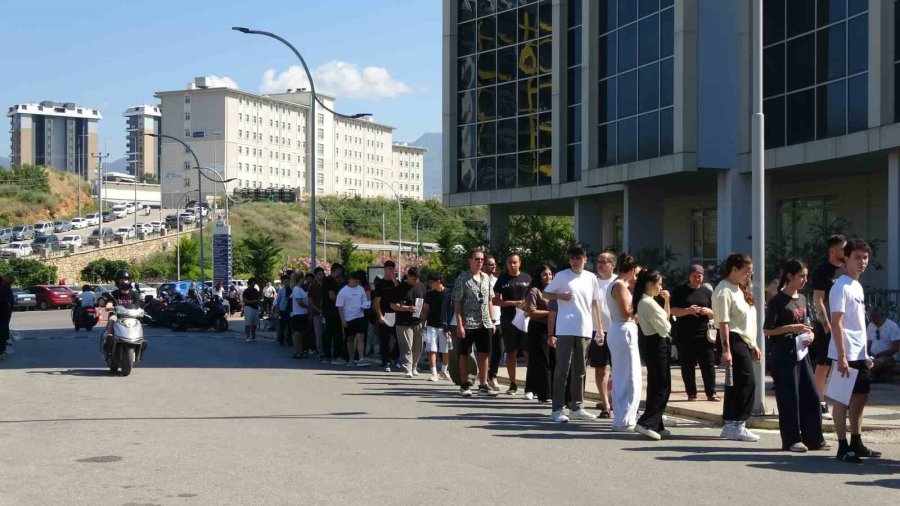 İkamet İzin Belgesinde Uzun Dönem Yazmayan Rus Genç Kızın Gözyaşları