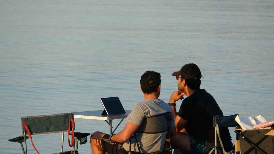 Yks Nedeniyle Dev Ekranlar Kurulmadı, Milli Maç Heyecanı Konyaaltı Sahili’ne Taşındı