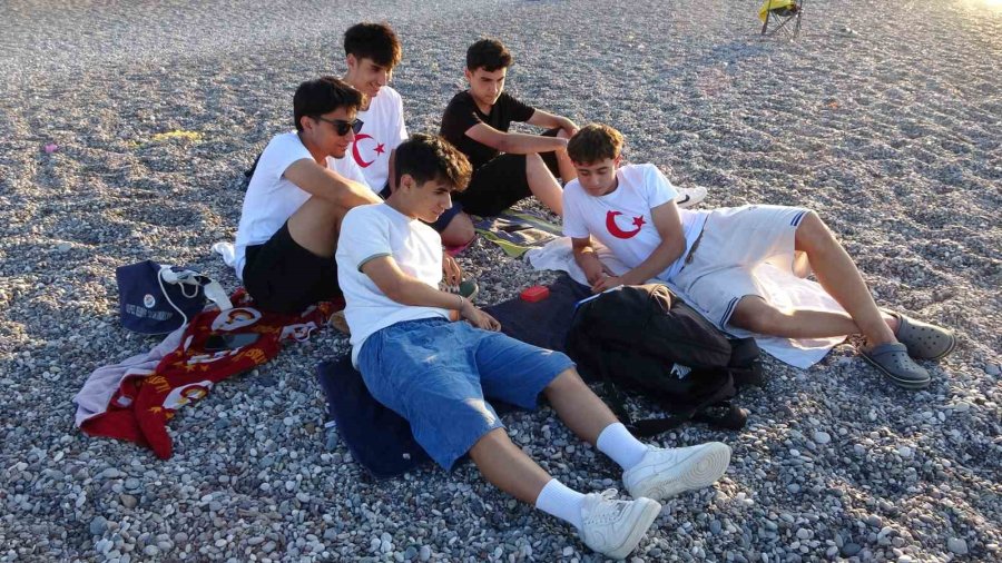 Yks Nedeniyle Dev Ekranlar Kurulmadı, Milli Maç Heyecanı Konyaaltı Sahili’ne Taşındı