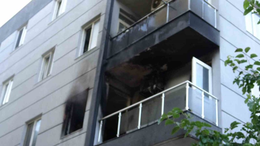 Antalya’da 1 Ay Önce Taşındıkları Daire Yangında Küle Döndü