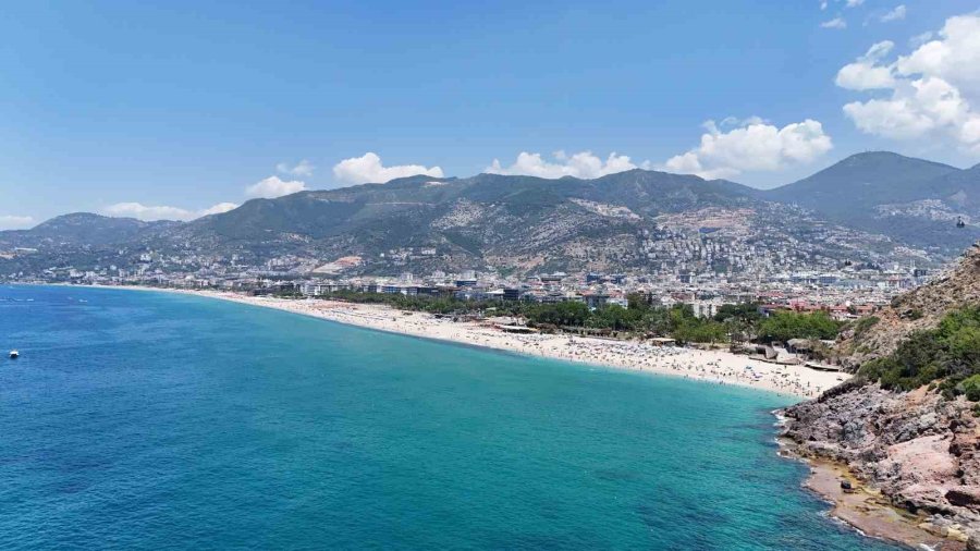 Alanya’da Termometreler 31 Dereceyi Gösterdi, Sahiller Doldu