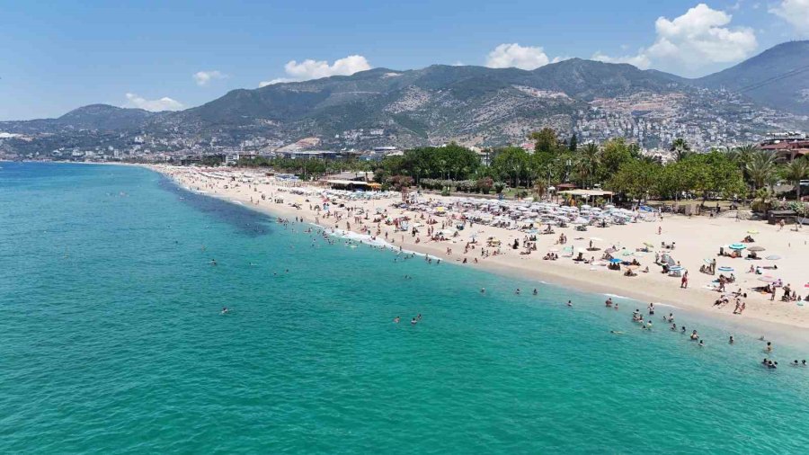 Alanya’da Termometreler 31 Dereceyi Gösterdi, Sahiller Doldu