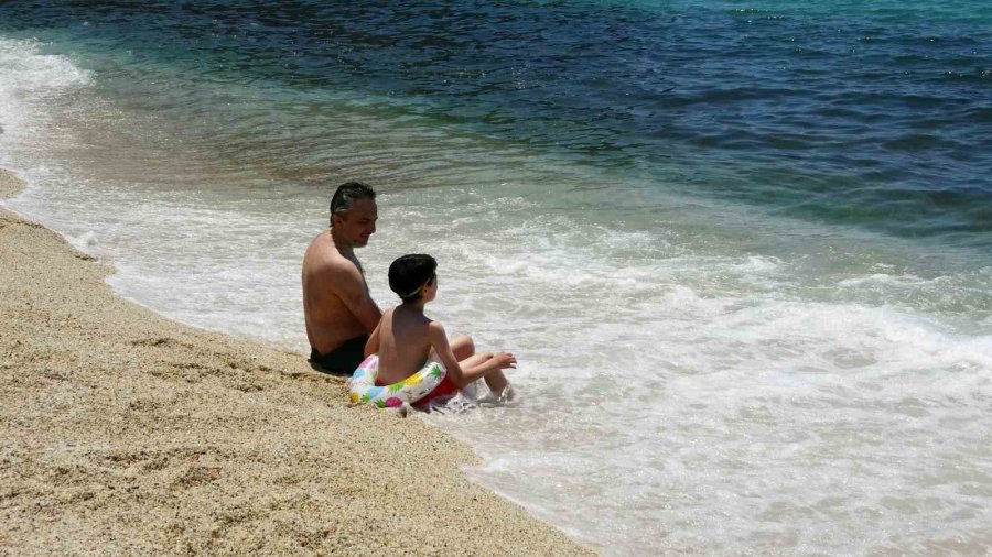Alanya’da Termometreler 31 Dereceyi Gösterdi, Sahiller Doldu