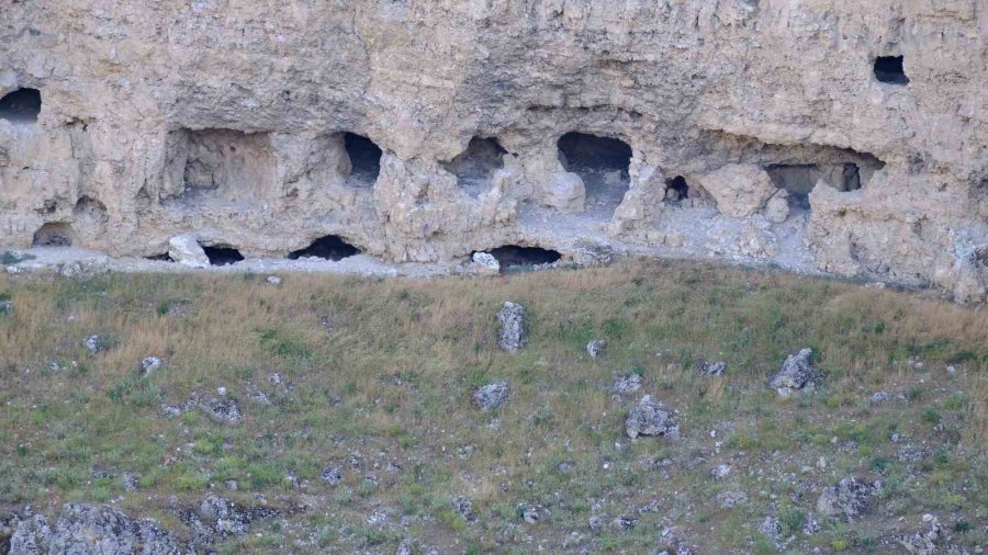 Konya’da Kuraklığın Simgelerinden Çıralı Obruk Gölü Son Yağışlara Rağmen Su Tutmadı