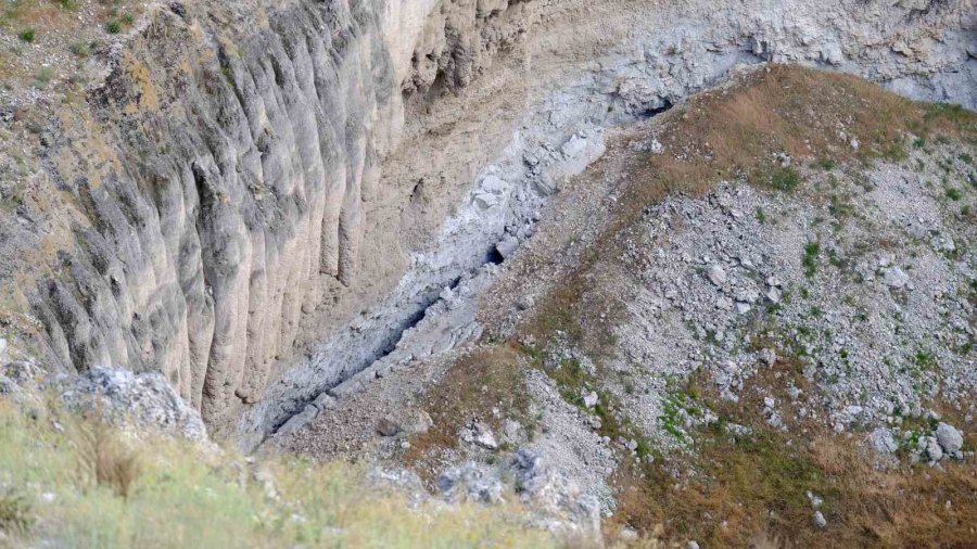 Konya’da Kuraklığın Simgelerinden Çıralı Obruk Gölü Son Yağışlara Rağmen Su Tutmadı