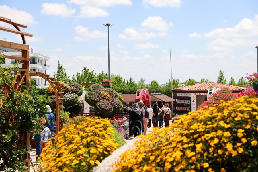Selçuklu Çiçek Bahçesi Kapılarını Ziyaretçilerine Açtı